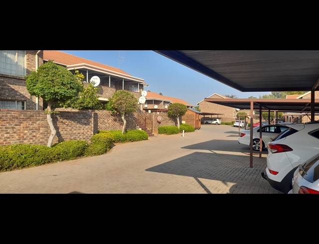 2 BEDROOM TOWNHOUSE FOR SALE IN PHILIP NEL PARK